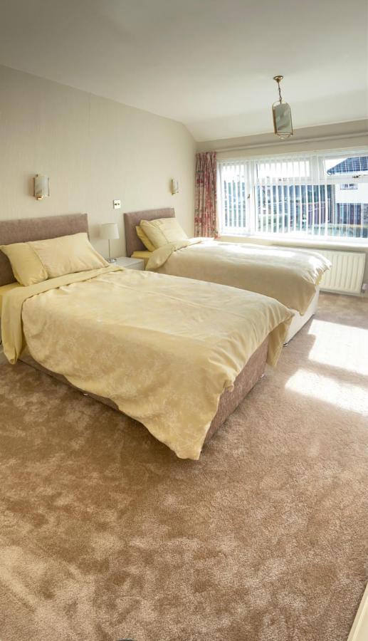 Large 4 Bedroom Home In Boston Spa Village In-Between York, Harrogate And Leeds, Sleeps 9 Exterior photo