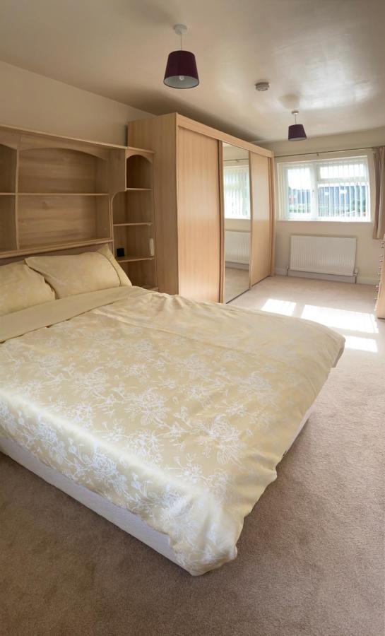Large 4 Bedroom Home In Boston Spa Village In-Between York, Harrogate And Leeds, Sleeps 9 Exterior photo